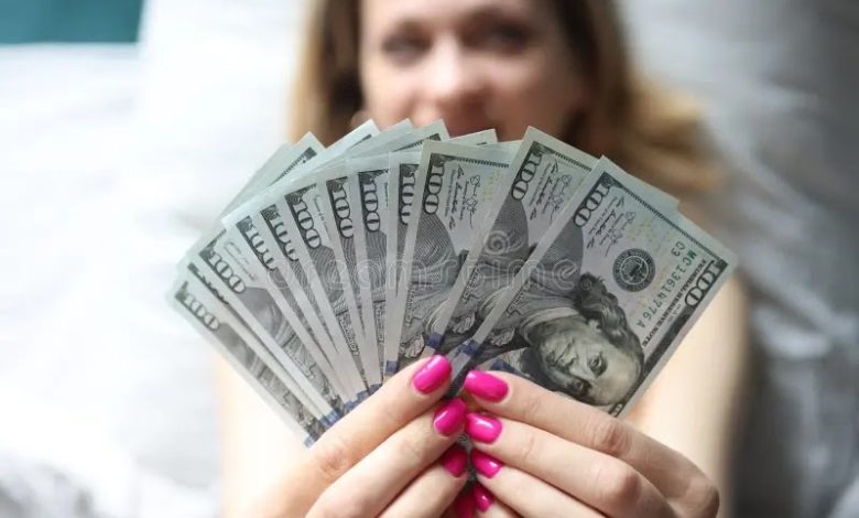تفسير رؤية الميت يعطي نقود ورقية للمتزوجة