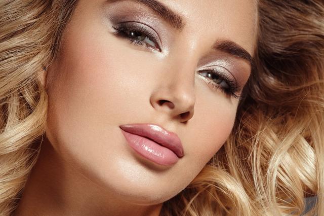 تقنية الـFoiling من تيك توك على العيون لمكياج يدوم طويلاً