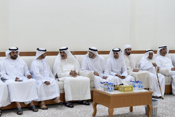 حاكم أم القيوين يقدم واجب العزاء في وفاة ناصر محمد عيسى بوعصيبة آل علي