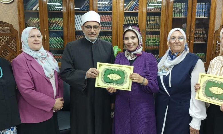 رئيس جامعة الأزهر يكرم الخريجات المتميزات في كلية التمريض