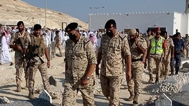 صاحب المعالي القائد العام لقوة دفاع البحرين في مقدمة مستقبلي جثمان شهيد الواجب الوطني‎