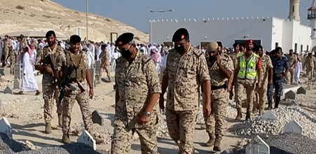 صاحب المعالي القائد العام لقوة دفاع البحرين في مقدمة مستقبلي جثمان شهيد الواجب الوطني