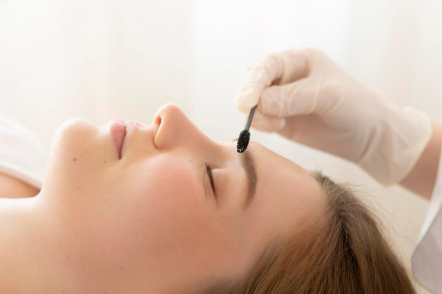 طرق تشقير الحواجب بمواد طبيعية من منزلك
