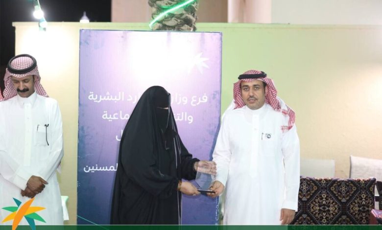 فرع الموارد البشرية والتنمية الاجتماعية بحائل يكرّم المساهمين في إنجاح فعاليات اليوم العالمي للعمل الإنساني