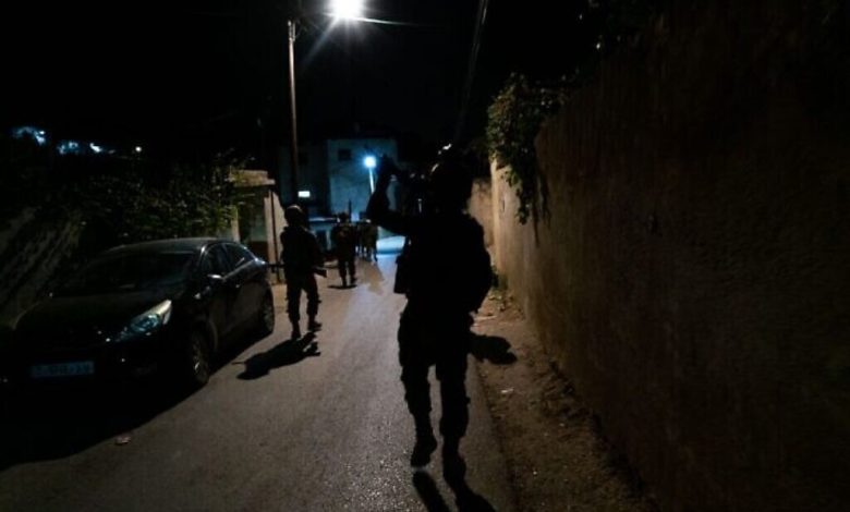 قيادي في الجهاد الإسلامي من بين 18 فلسطينيا تم اعتقالهم خلال مداهمات ليلية