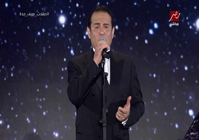 محمد ثروت يختتم فقرته في حفل الزمن الجميل بأغنية بلدي