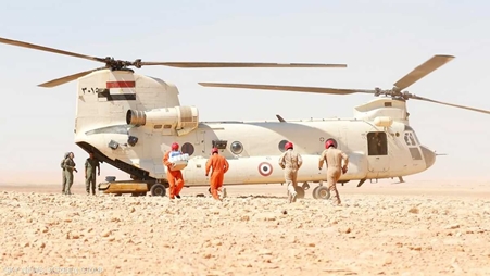 مروحيات الجيش المصري تواصل عمليات الإغاثة في ليبيا