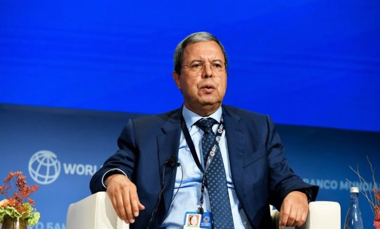 زغنون: القطاع العمومي يواكب تحديات المستقبل بخلق الثروة ومناصب الشغل