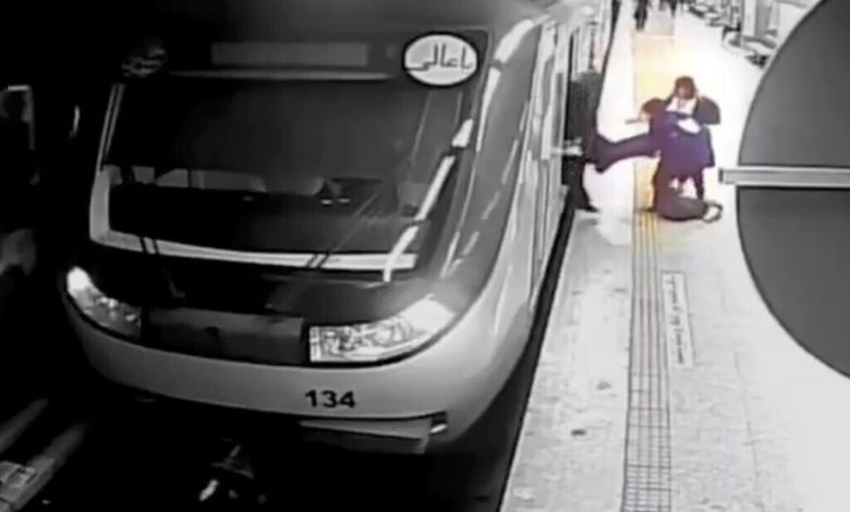 إيران تحتجز والدة فتاة في غيبوبة بعد حادث في قطار الانفاق