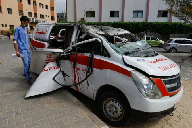 الجيش الاسرائيلي يتعمد استهداف الطواقم الطبية والمستشفيات وسيارات الإسعاف بقطاع غزة
