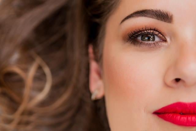 الطريقة الصحيحة لوضع الماسكارا السفلية من دون تلطيخ