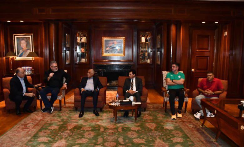 بالصور.. وزير الشباب والرياضة يلتقي الأجهزة الفنية للمنتخب الأول والأولمبي