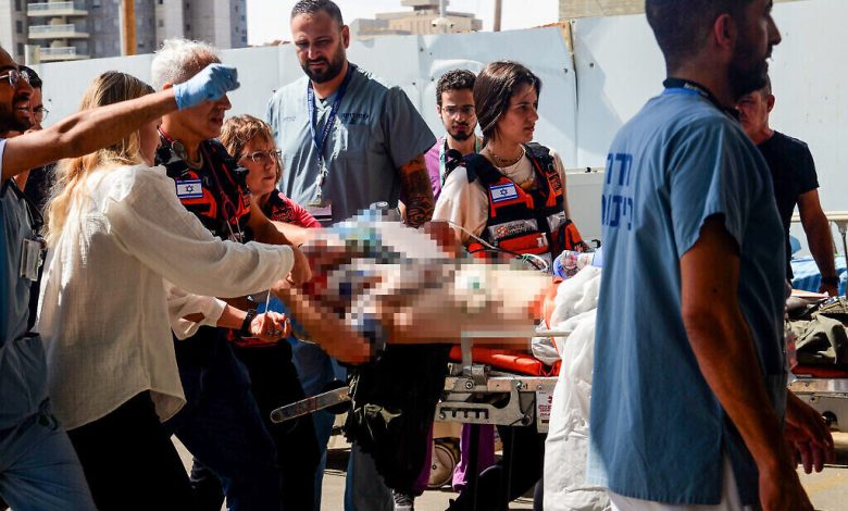 جرحى إسرائيليون يصلون إلى مركز سوروكا الطبي في بئر السبع، جنوب إسرائيل، 7 أكتوبر، 2023. (Dudu Greenspan/Flash90)