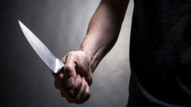 بسبب مشادة كلامية.. مريض نفسي يقتل والدته بسكين في أسوان