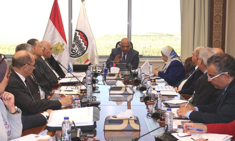 خلال اجتماعه برؤساء الشركات.. وزير قطاع الأعمال يوجه بضرورة التواجد بين العاملين