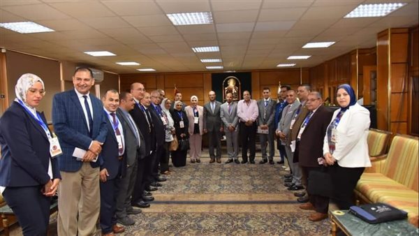 رئيس جامعة أسيوط يستقبل وفداً ممثلاً عن لجنة قطاع الدراسات التربوية بالمجلس الأعلي للجامعات