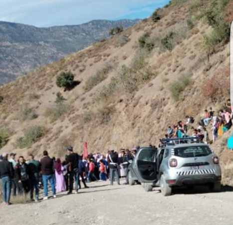سكان ثلاثة دواوير نواحي إقليم الحسيمة يخرجون للاحتجاج بسبب انقطاع الكهرباء عن منازلهم لأزيد من 3 شهور (فيديو)