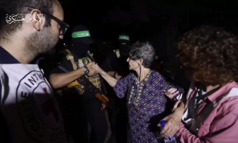 "سلام سلام" .. بتفاصيل إنسانية: القسام ينشر مشاهد لإطلاق سراح محتجزتين