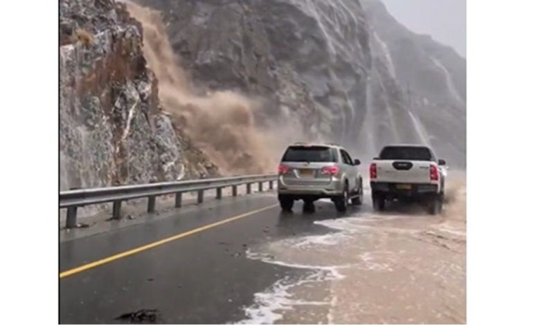 سيول وأصوات مرعبة لتدفق مياه الأمطار من الجبال بدولة خليجية (ف...