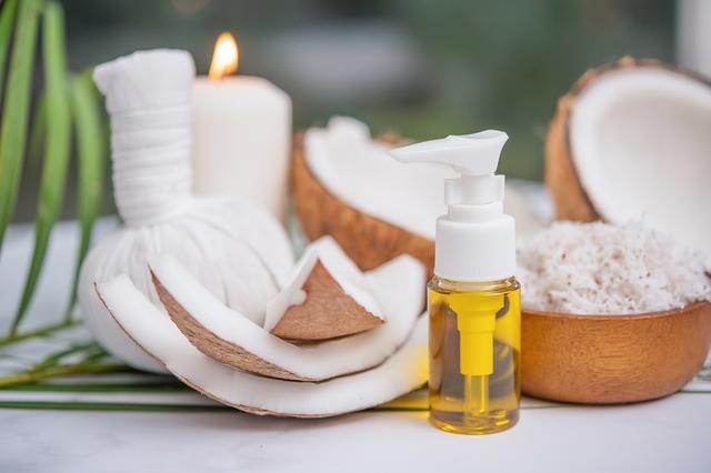 طرق استخدام زيت جوز الهند في روتين جمالك