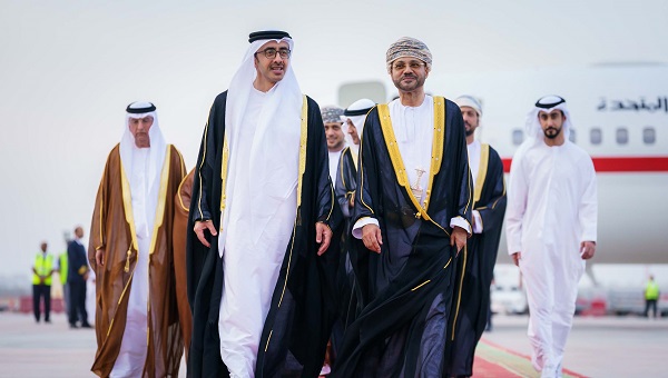 عبدالله بن زايد يصل مسقط للمشاركة في اجتماع مجلس التعاون الوزاري الاستثنائي