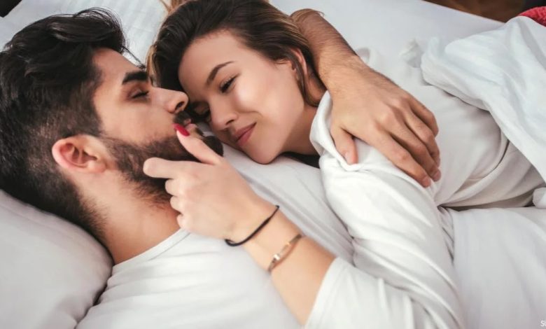 كيف أيقظ زوجي بطريقة رومانسية؟