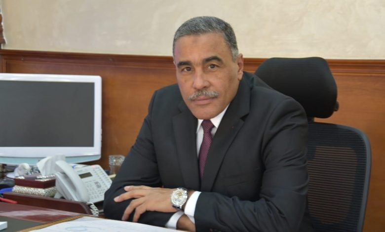 محافظ مطروح: تشكيل لجنة لدراسة موقع إقامة موقف عام للسيارات بمنطقة المغرة