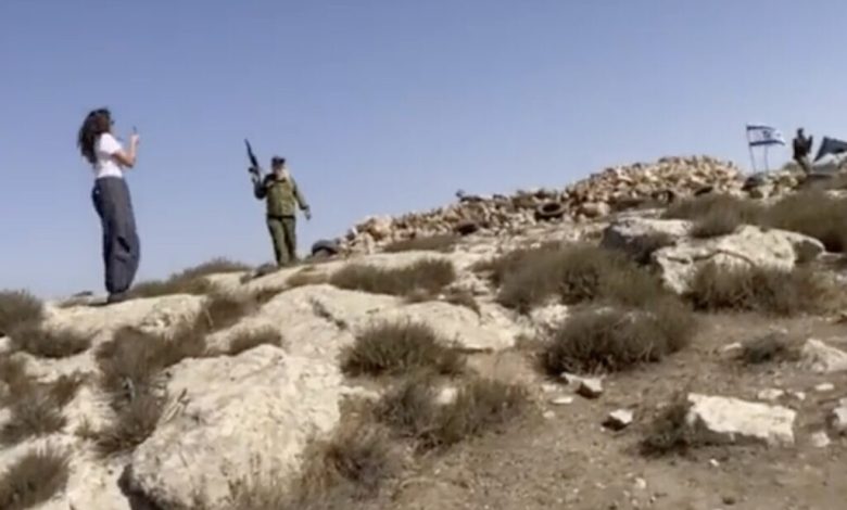 مستوطنون يعتدون على فلسطينيين في كرم زيتون ويعترضون نشطاء مناهضين للاستيطان في الضفة الغربية