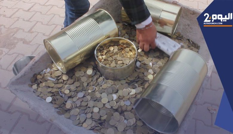 ناشط يدفع تعويضا قدره 20 ألف درهم بقطع نقدية من فئة 20 سنتيم لفائدة رئيس جماعة في إنزكان (فيديو)