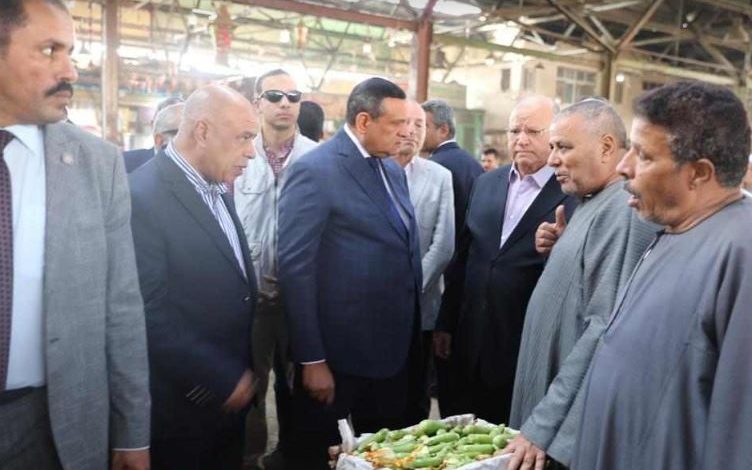وزير التنمية المحلية ومحافظ القاهرة يتفقدان سوق العبور لمتابعة توافر الخضروات والفاكهة والالتزام بالأسعار