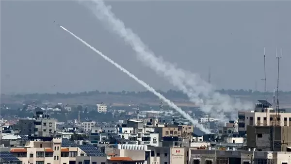 سقوط 12 صاروخا في مدينة كريات شمونة يتسببون في قطع جزئي للكهرباء