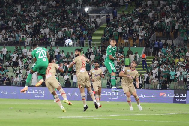 أبها بتسعة لاعبين يقصي الاهلي من كأس الملك بهدفين لهدف