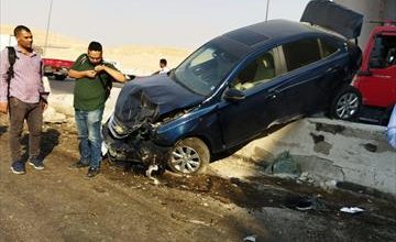إصابة 5 أشخاص جراء حادث تصادم سيارتين على طريق الفيوم