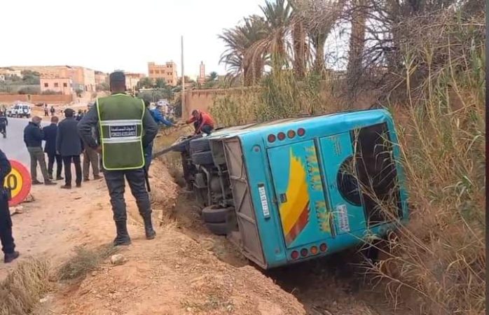 انقلاب حافلة لنقل المسافرين بتنغير وعلى متنها 24 مسافرا