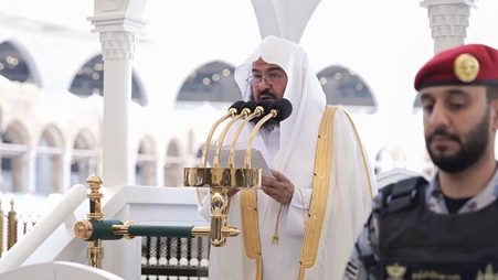 بالفيديو.. إمام وخطيب المسجد الحرام لأهل فلسطين: صبراً صبراً وثباتاً ثباتاً.. ألا إن نصر الله قريب