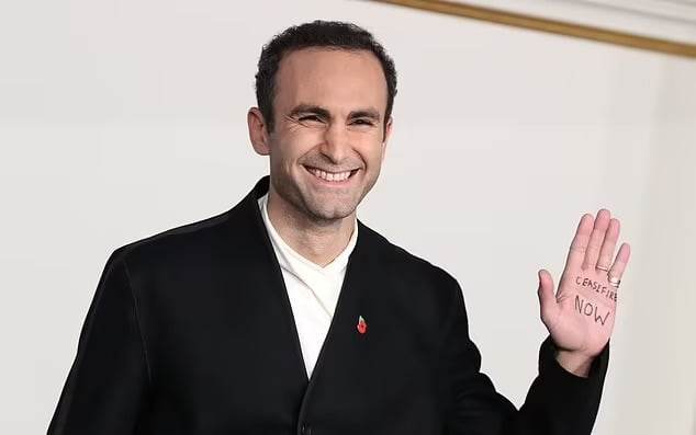 بتدوينه على كف يده.. الممثل المصري البريطاني خالد عبد الله يطالب بوقف إطلاق النار في غزة