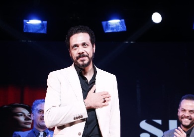 حمزة العيلي يدعم للقضية الفلسطينية: المسرح هو ساحة الحرب وسلاحنا الفن.. الكلمة مسؤولية