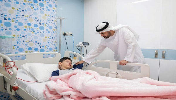 ذياب بن محمد يواصل زياراته لأطفال فلسطين وأسرهم بمستشفيات الدولة