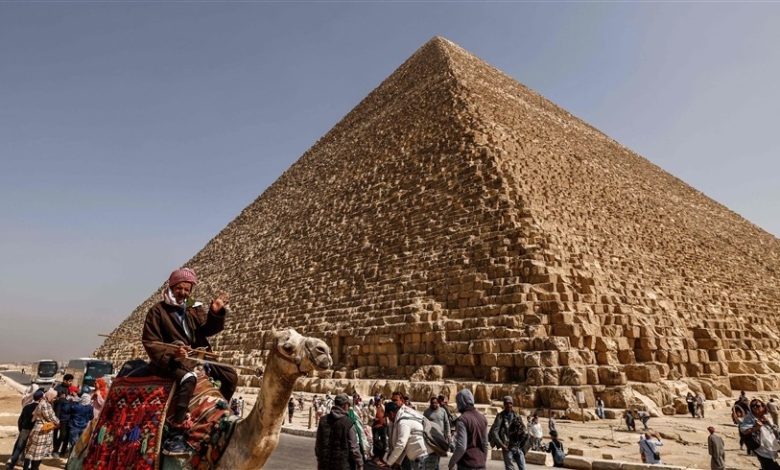 زاهي حواس يعلن اكتشاف 3 أبواب غامضة داخل هرم خوفو