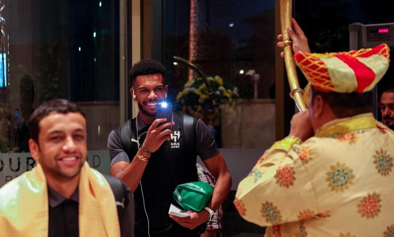 سجاد أحمر وعروض فلكلورية صاخبة تستقبل الهلال في مومباي