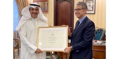 سفير إيطاليا يقلد رئيس نادي الرماية الكويتي وسام نجمة إيطاليا