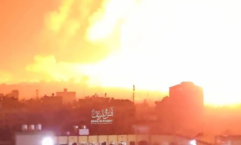 صوت القصف العنيف مسموع من الخليل: الاحتلال يشن أحزمة نارية على شمال غزة ويواصل مجازره في الجنوب