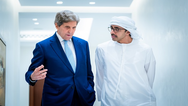 عبدالله بن زايد يبحث ملف المناخ واستعدادات "COP 28" مع جون كيري