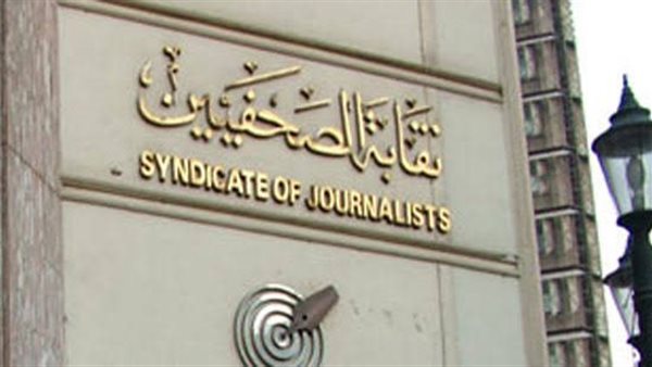 كادت يده تقطع.. الاعتداء على صحفي في منطقة الهرم
