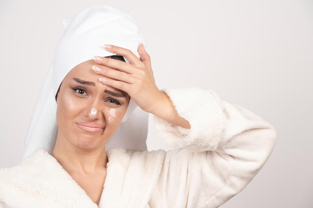 ممارسات خاطئة أثناء العناية بالبشرة .. تجنبيها