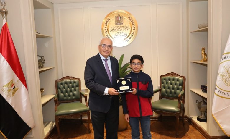 وزير التعليم يستقبل الطالب النابغ يحيى عبد الناصر ويهديه درع الوزارة