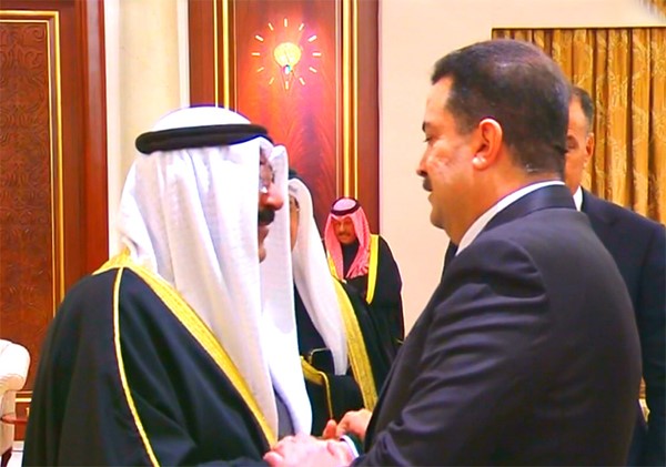 رئيس وزراء العراق يصل إلى البلاد لتقديم واجب العزاء بوفاة الأمير الراحل