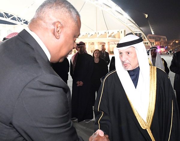 ممثل الرئيس الأميركي وزير الدفاع قدَّم واجب العزاء في وفاة الأمير الراحل