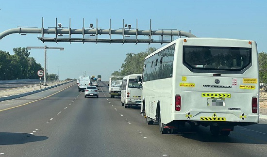 شرطة أبوظبي: منع سير حافلات نقل العمال على شارع الشيخ زايد بن سلطان
