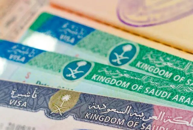 رابط استخراج تأشيرة عمرة 1445 عبر منصة أبشر absher.sa وكم تبلغ رسومها؟